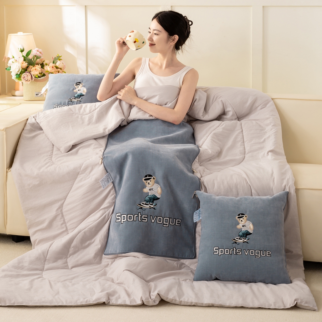 91家纺网 家纺一手货源 找家纺 多今家纺 2025新款水洗棉雪尼尔刺绣抱枕被子-滑板熊系列 滑板熊-远天蓝