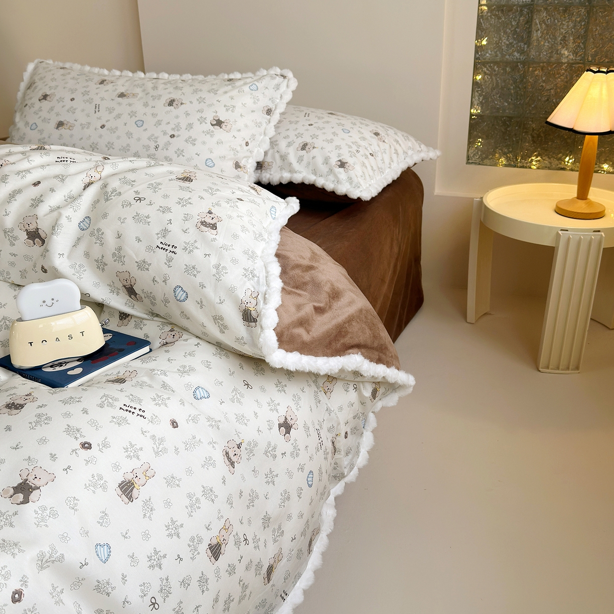 91家纺网 家纺一手货源 找家纺 怡家居 2025秋冬新款毛球花边棉加绒四件套 栗子狗