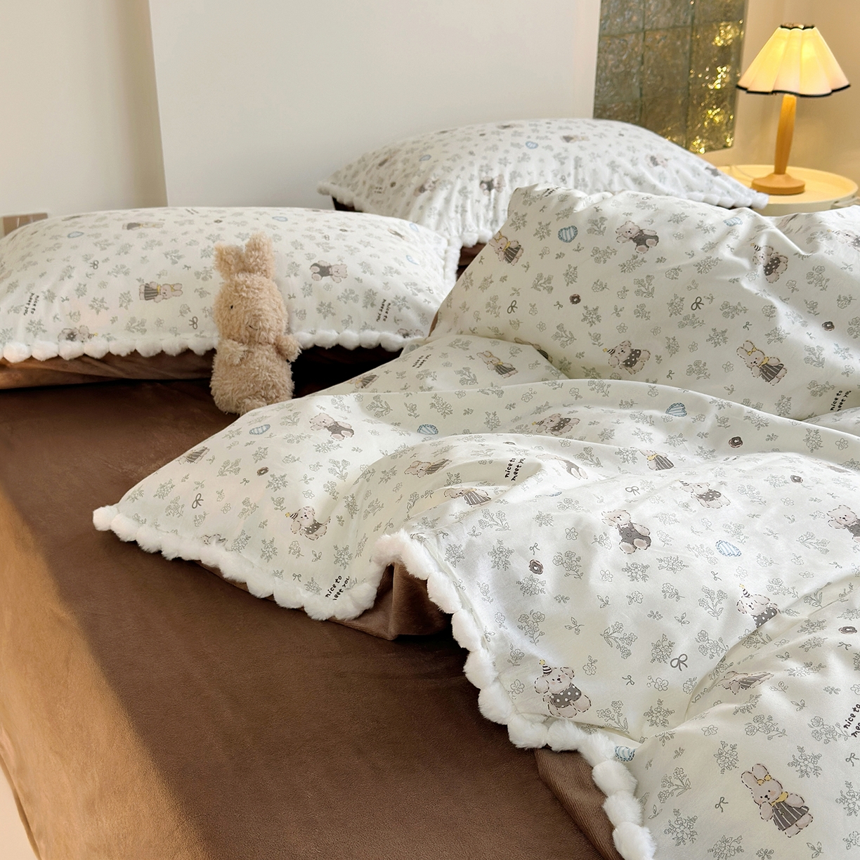 91家纺网 家纺一手货源 找家纺 怡家居 2025秋冬新款毛球花边棉加绒四件套 栗子狗