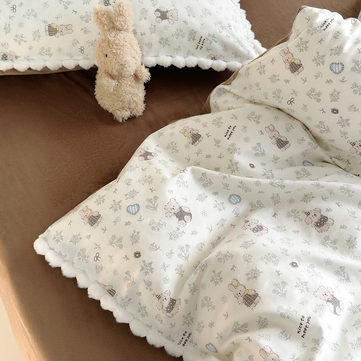 91家纺网 家纺一手货源 找家纺 怡家居 2025秋冬新款毛球花边棉加绒四件套 栗子狗