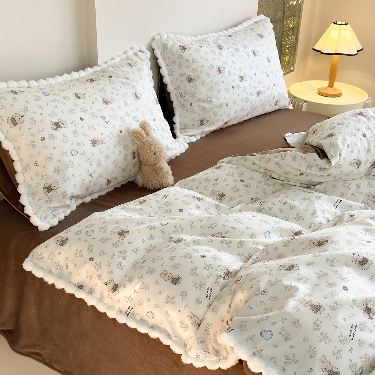 91家纺网 家纺一手货源 找家纺 怡家居 2025秋冬新款毛球花边棉加绒四件套 栗子狗