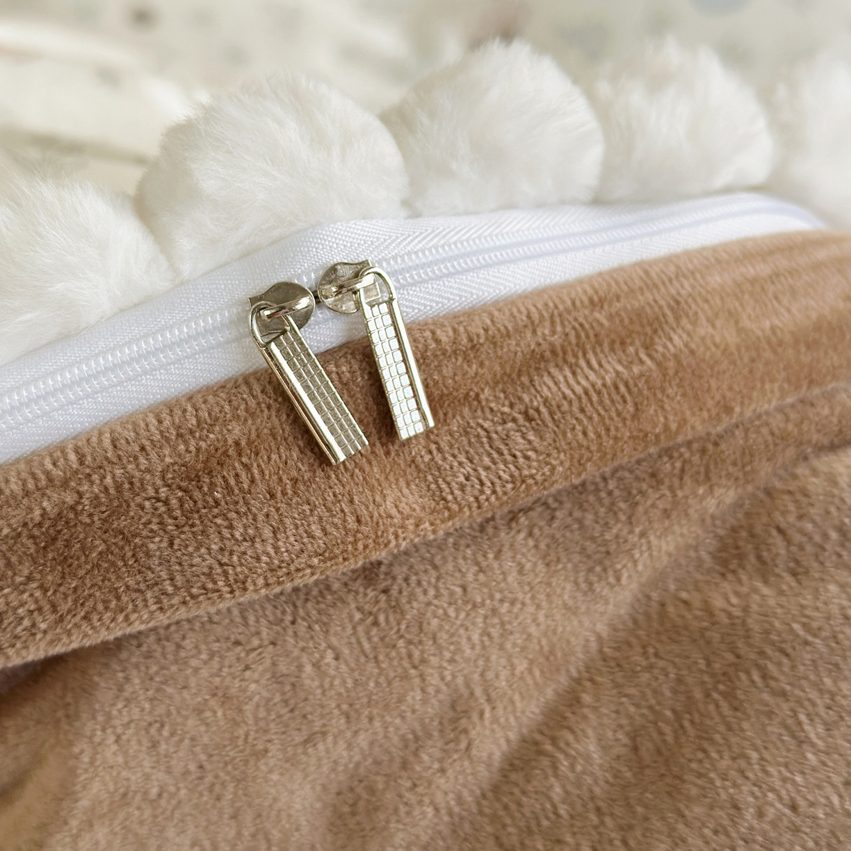 91家纺网 家纺一手货源 找家纺 怡家居 2025秋冬新款毛球花边棉加绒四件套 栗子狗