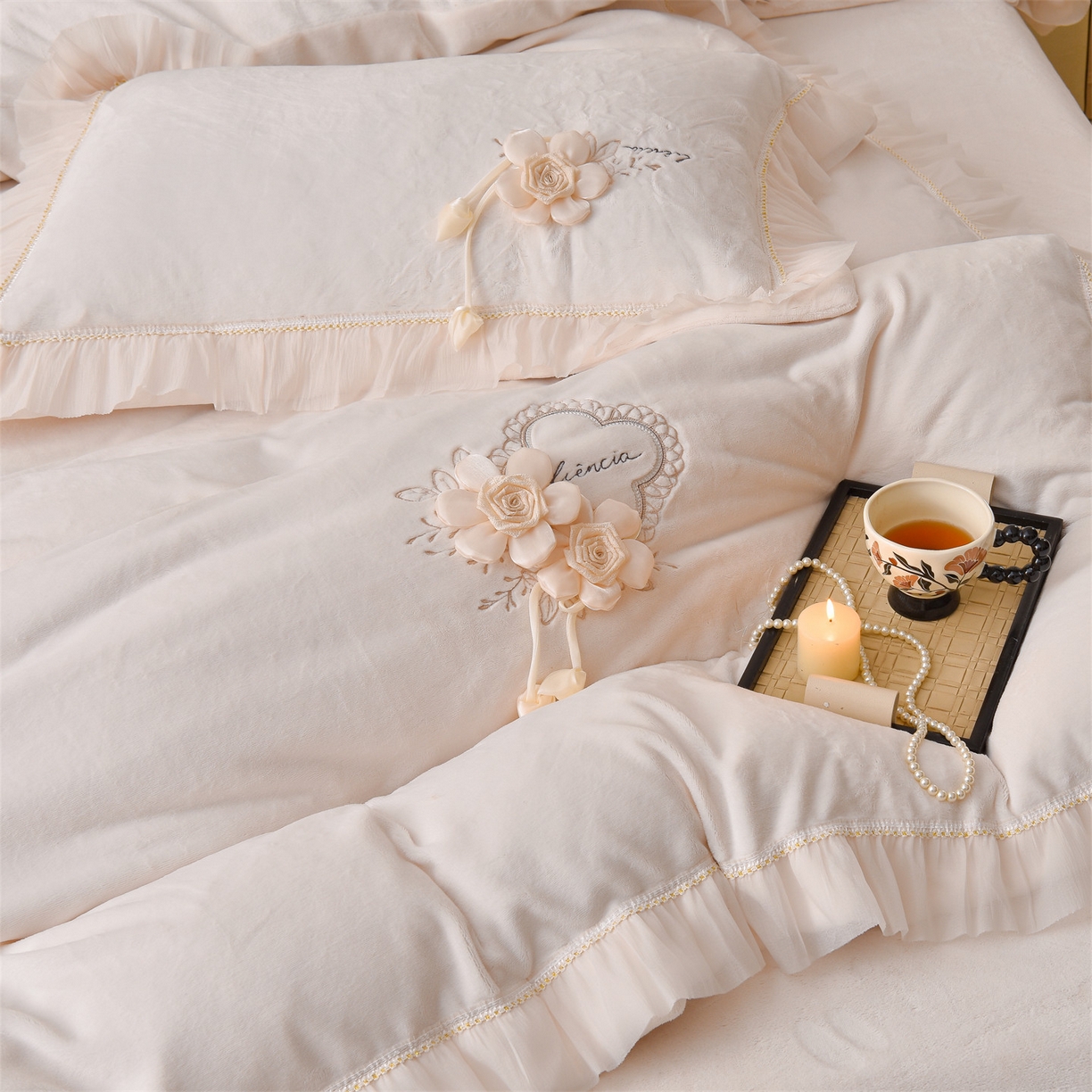 91家纺网 家纺一手货源 找家纺 鼎飞家纺 2025新款A类高克重牛奶绒绣花四件套--舒蕾系列 舒蕾-奶白