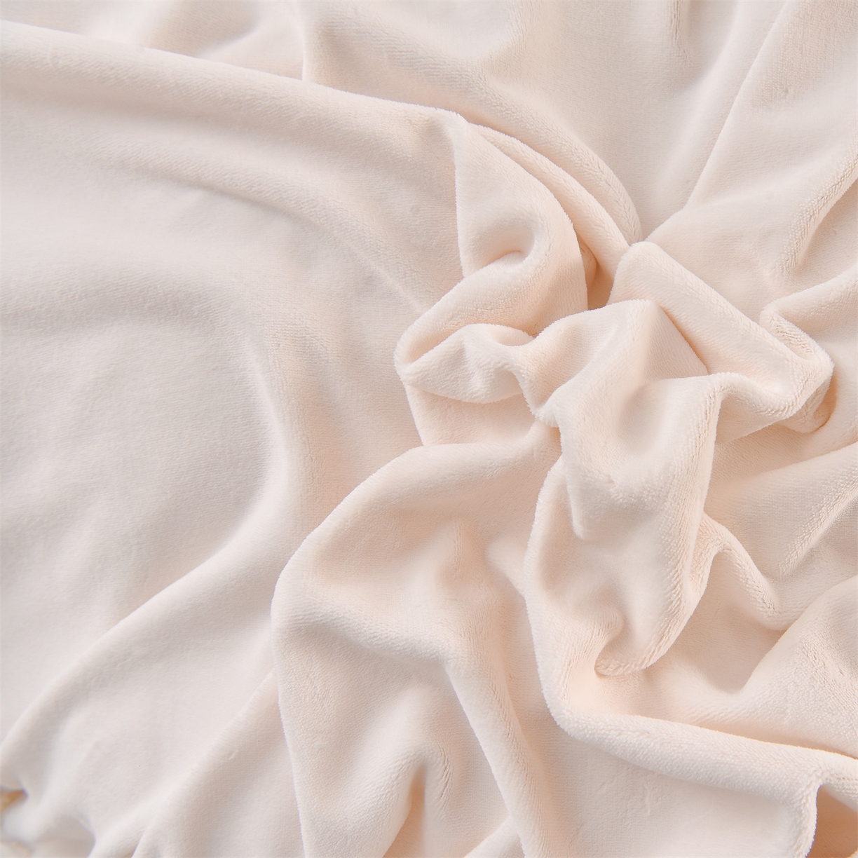 91家纺网 家纺一手货源 找家纺 鼎飞家纺 2025新款A类高克重牛奶绒绣花四件套--舒蕾系列 舒蕾-奶白