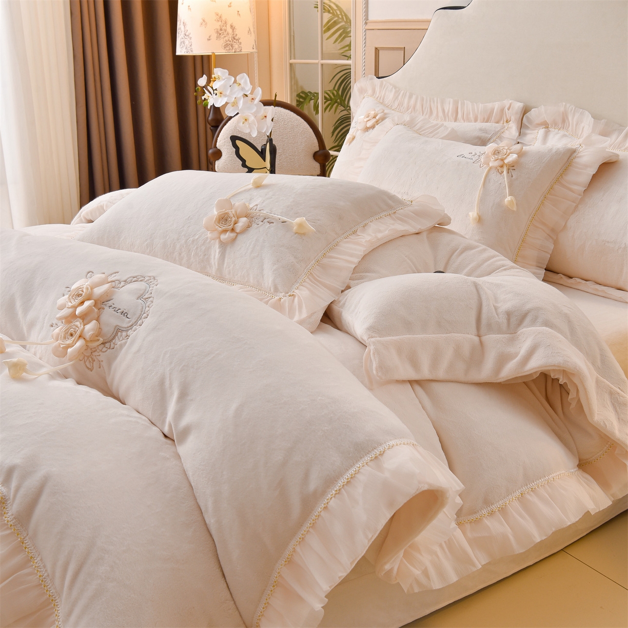 91家纺网 家纺一手货源 找家纺 鼎飞家纺 2025新款A类高克重牛奶绒绣花四件套--舒蕾系列 舒蕾-奶白