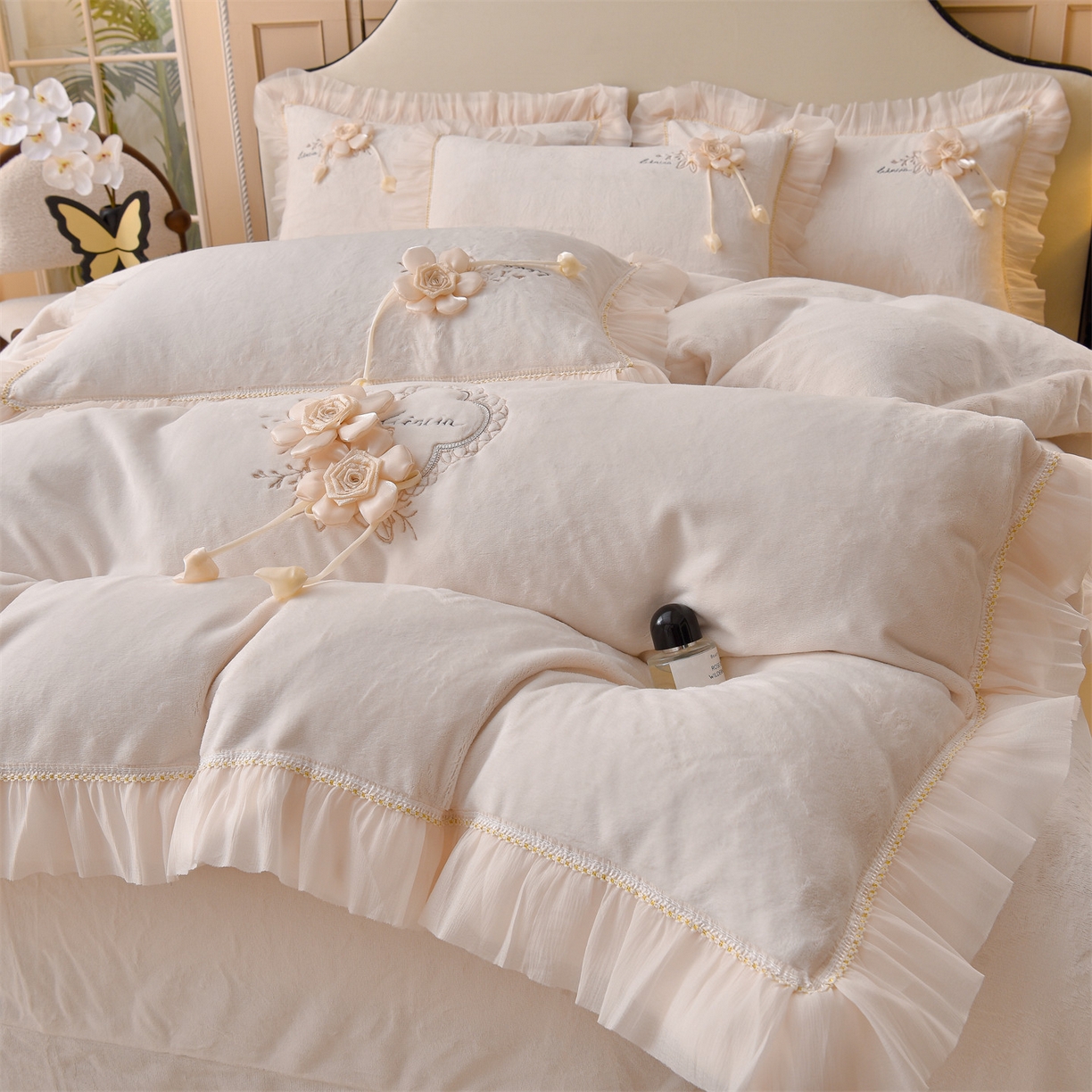 91家纺网 家纺一手货源 找家纺 鼎飞家纺 2025新款A类高克重牛奶绒绣花四件套--舒蕾系列 舒蕾-奶白