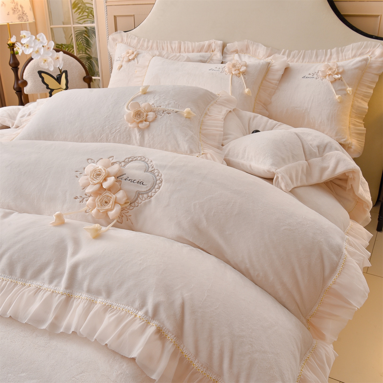 91家纺网 家纺一手货源 找家纺 鼎飞家纺 2025新款A类高克重牛奶绒绣花四件套--舒蕾系列 舒蕾-奶白