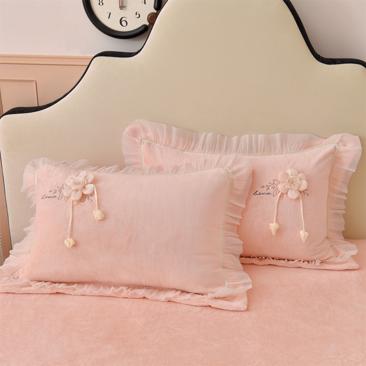 91家纺网 家纺一手货源 找家纺 鼎飞家纺 2025新款A类高克重牛奶绒绣花四件套--舒蕾系列 舒蕾-玉粉