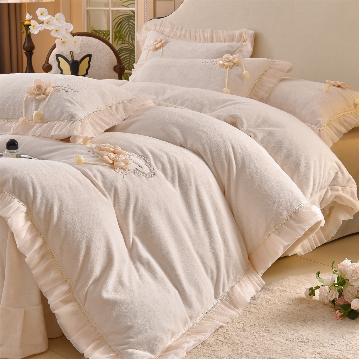 91家纺网 家纺一手货源 找家纺 鼎飞家纺 2025新款A类高克重牛奶绒绣花四件套--舒蕾系列 舒蕾-奶白