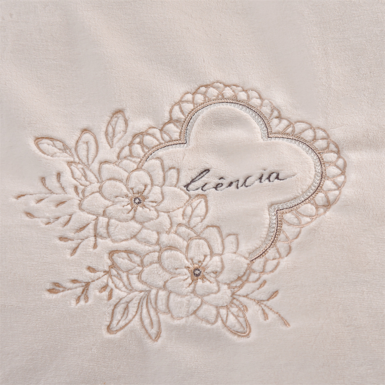 91家纺网 家纺一手货源 找家纺 鼎飞家纺 2025新款A类高克重牛奶绒绣花四件套--舒蕾系列 舒蕾-奶白