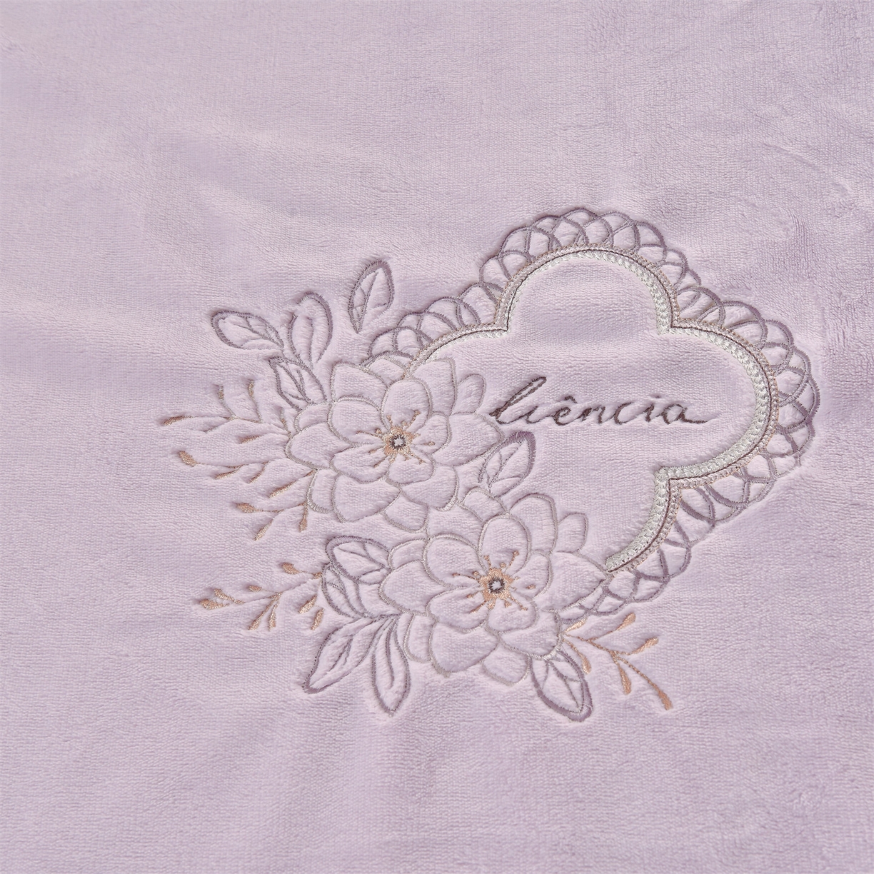 91家纺网 家纺一手货源 找家纺 鼎飞家纺 2025新款A类高克重牛奶绒绣花四件套--舒蕾系列 舒蕾-梦紫