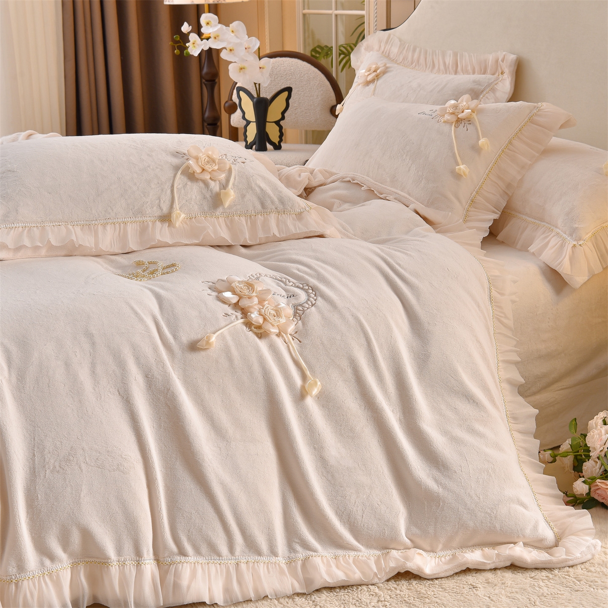 91家纺网 家纺一手货源 找家纺 鼎飞家纺 2025新款A类高克重牛奶绒绣花四件套--舒蕾系列 舒蕾-奶白