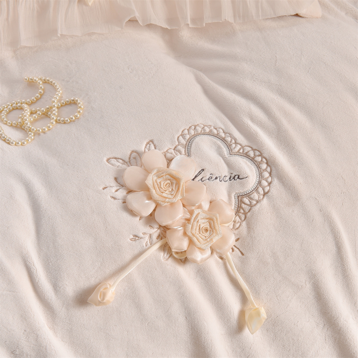 91家纺网 家纺一手货源 找家纺 鼎飞家纺 2025新款A类高克重牛奶绒绣花四件套--舒蕾系列 舒蕾-奶白