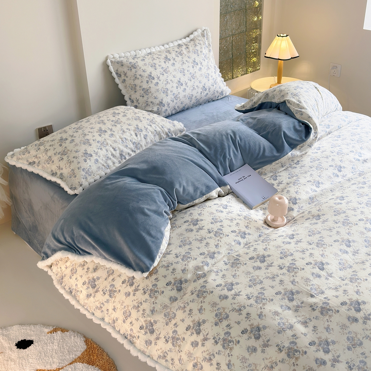 91家纺网 家纺一手货源 找家纺 怡家居 2025秋冬新款毛球花边棉加绒四件套 千代兰