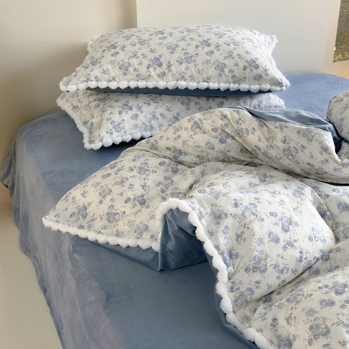 91家纺网 家纺一手货源 找家纺 怡家居 2025秋冬新款毛球花边棉加绒四件套 千代兰