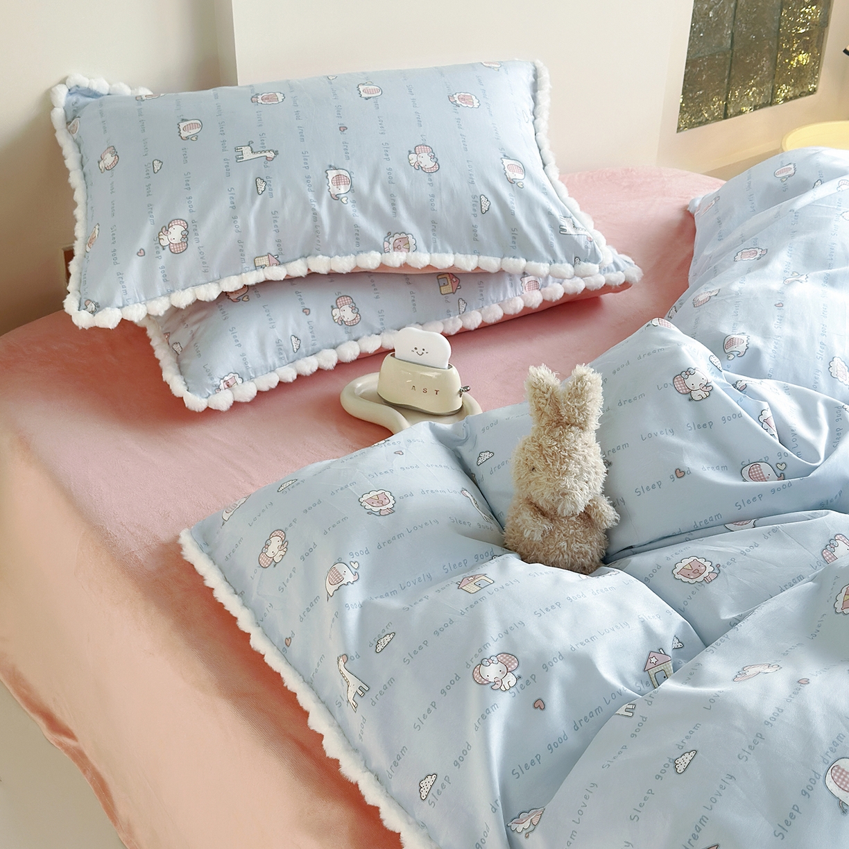 91家纺网 家纺一手货源 找家纺 怡家居 2025秋冬新款毛球花边棉加绒四件套 童趣