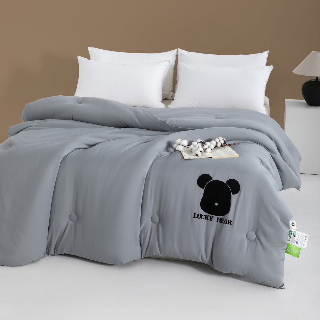 91家纺网 家纺一手货源 找家纺 瑶瑶家居 2025年新款黑熊被被子被芯 礼品定制款 灰色