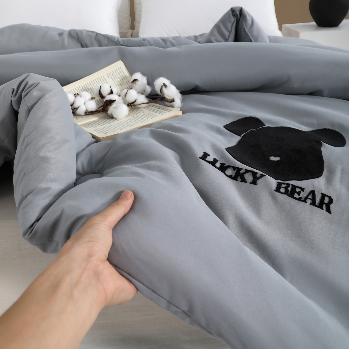 91家纺网 家纺一手货源 找家纺 瑶瑶家居 2025年新款黑熊被被子被芯 礼品定制款 灰色