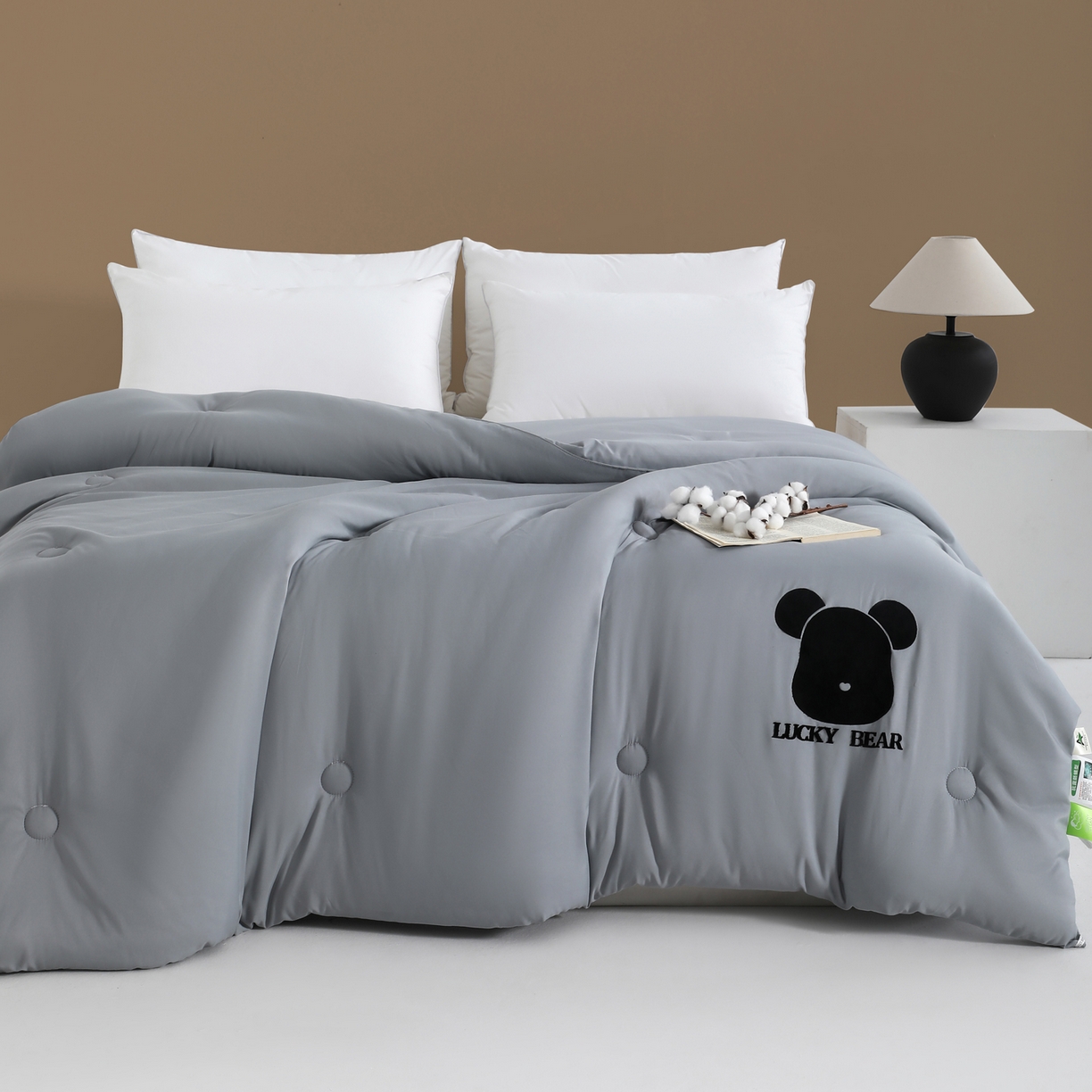 91家纺网 家纺一手货源 找家纺 瑶瑶家居 2025年新款黑熊被被子被芯 礼品定制款 灰色