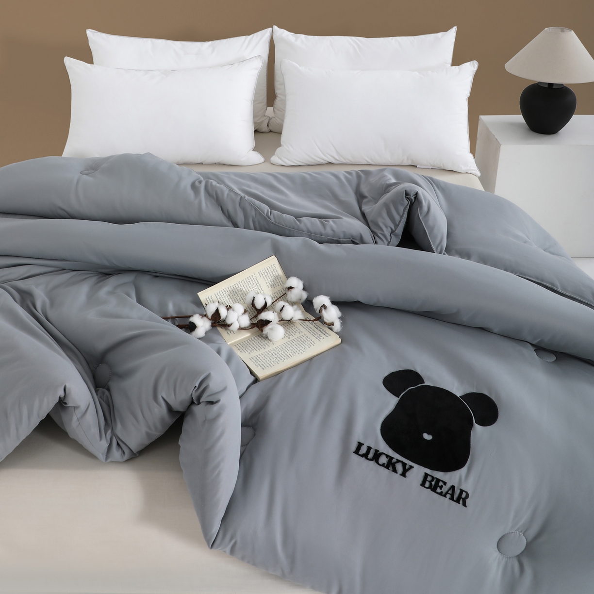 91家纺网 家纺一手货源 找家纺 瑶瑶家居 2025年新款黑熊被被子被芯 礼品定制款 灰色