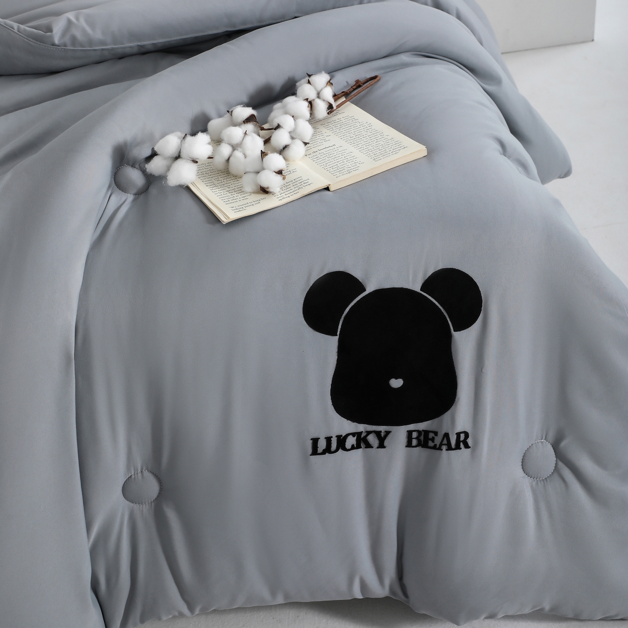 91家纺网 家纺一手货源 找家纺 瑶瑶家居 2025年新款黑熊被被子被芯 礼品定制款 灰色