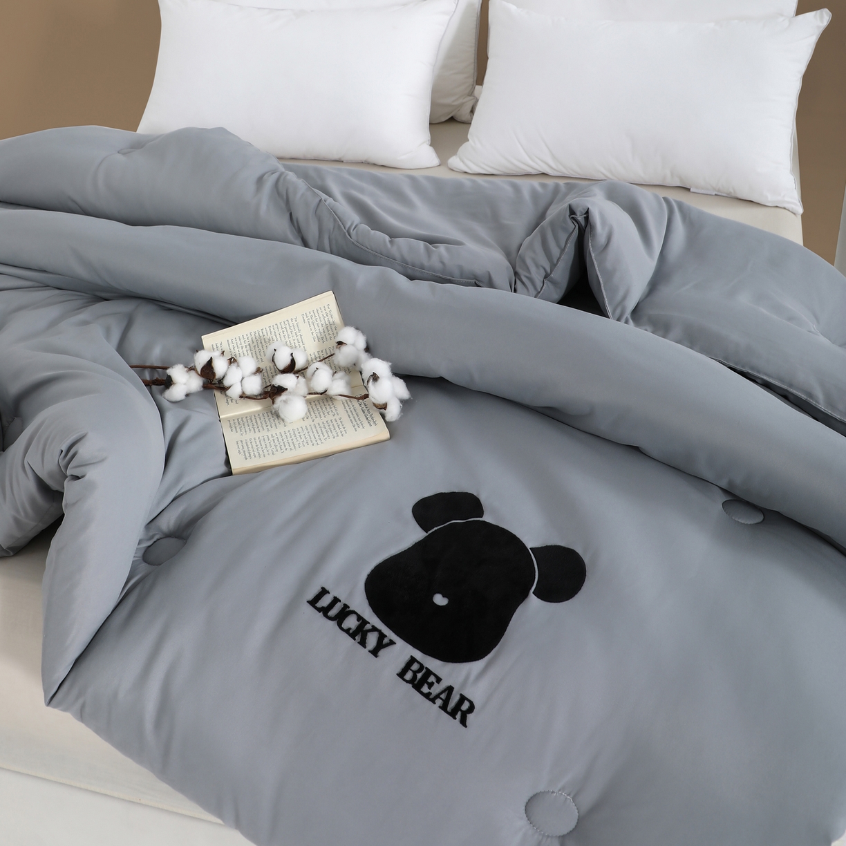 91家纺网 家纺一手货源 找家纺 瑶瑶家居 2025年新款黑熊被被子被芯 礼品定制款 灰色