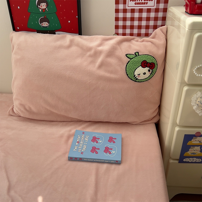 91家纺网 家纺一手货源 找家纺 原素 2025秋冬加厚牛奶绒毛巾绣四件套 彩色KT豆-绒毛巾绣