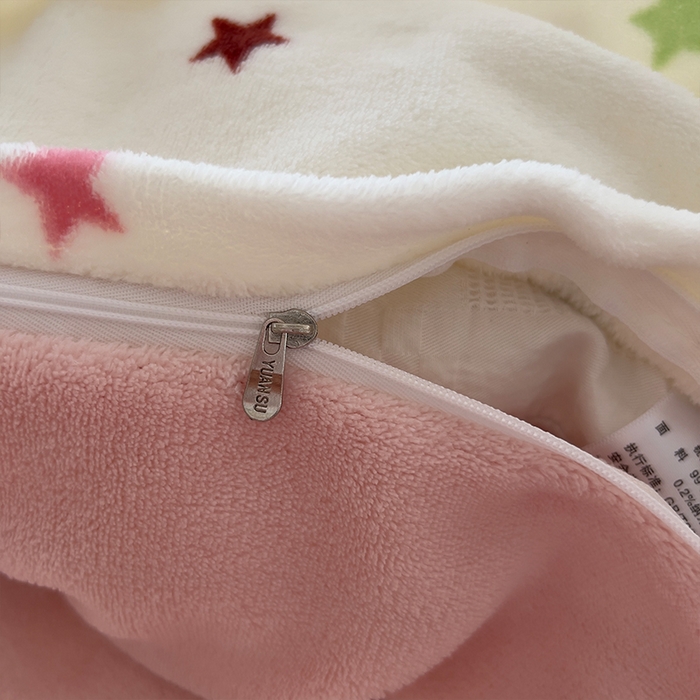 91家纺网 家纺一手货源 找家纺 原素 2025秋冬加厚牛奶绒毛巾绣四件套 苹果小熊-绒毛巾绣