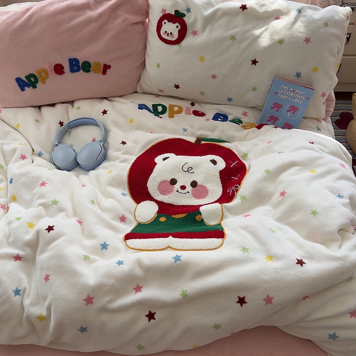 91家纺网 家纺一手货源 找家纺 原素 2025秋冬加厚牛奶绒毛巾绣四件套 苹果小熊-绒毛巾绣