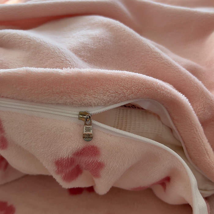 91家纺网 家纺一手货源 找家纺 原素 2025秋冬加厚牛奶绒毛巾绣四件套 豹纹蛋糕猫-绒毛巾绣