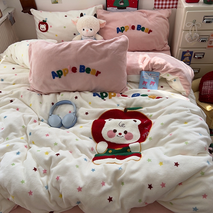 91家纺网 家纺一手货源 找家纺 原素 2025秋冬加厚牛奶绒毛巾绣四件套 苹果小熊-绒毛巾绣