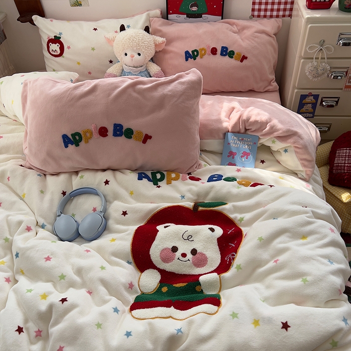 91家纺网 家纺一手货源 找家纺 原素 2025秋冬加厚牛奶绒毛巾绣四件套 苹果小熊-绒毛巾绣