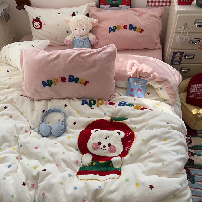 原素 2025秋冬加厚牛奶绒毛巾绣四件套 苹果小熊-绒毛巾绣