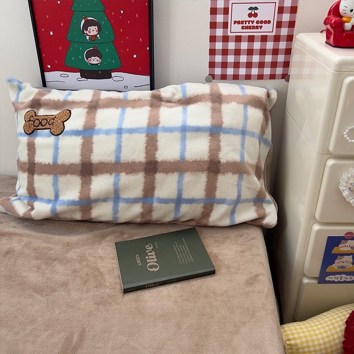 91家纺网 家纺一手货源 找家纺 原素 2025秋冬加厚牛奶绒毛巾绣四件套 格纹腊肠狗-绒毛巾绣