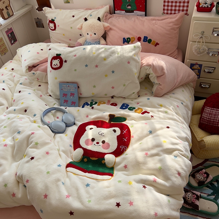 91家纺网 家纺一手货源 找家纺 原素 2025秋冬加厚牛奶绒毛巾绣四件套 苹果小熊-绒毛巾绣