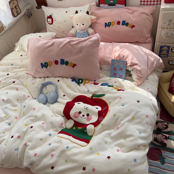 91家纺网 家纺一手货源 找家纺 原素 2025秋冬加厚牛奶绒毛巾绣四件套 苹果小熊-绒毛巾绣