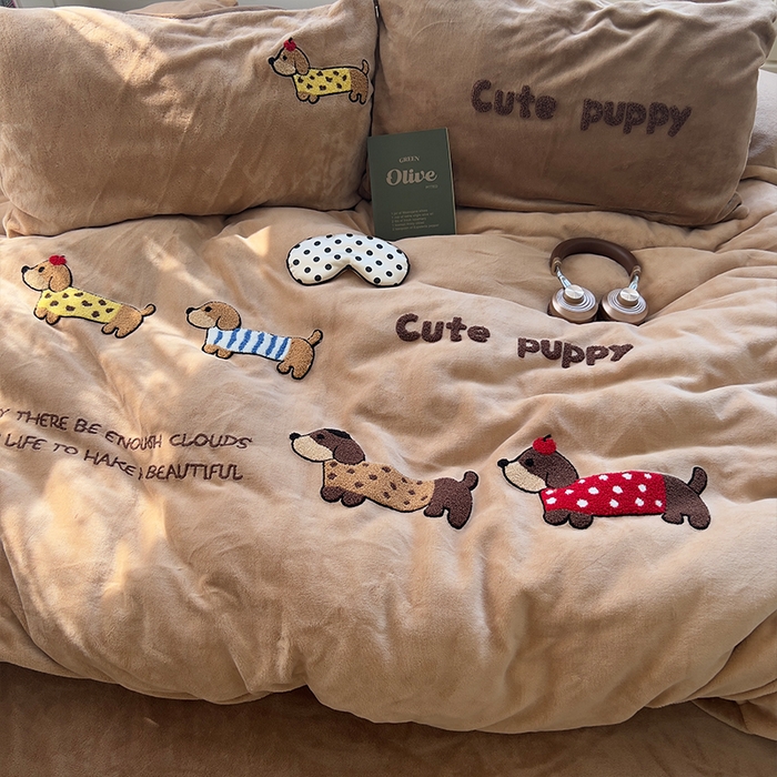 91家纺网 家纺一手货源 找家纺 原素 2025秋冬加厚牛奶绒毛巾绣四件套 小狗汪汪-绒毛巾绣