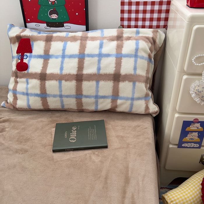 91家纺网 家纺一手货源 找家纺 原素 2025秋冬加厚牛奶绒毛巾绣四件套 格纹沙发喵-绒毛巾绣