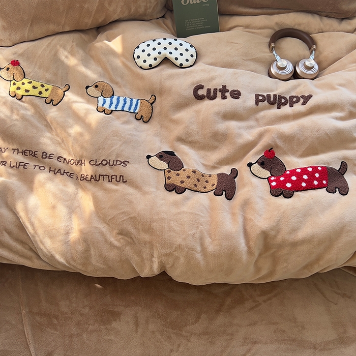 91家纺网 家纺一手货源 找家纺 原素 2025秋冬加厚牛奶绒毛巾绣四件套 小狗汪汪-绒毛巾绣