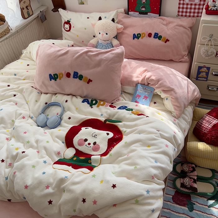 91家纺网 家纺一手货源 找家纺 原素 2025秋冬加厚牛奶绒毛巾绣四件套 苹果小熊-绒毛巾绣