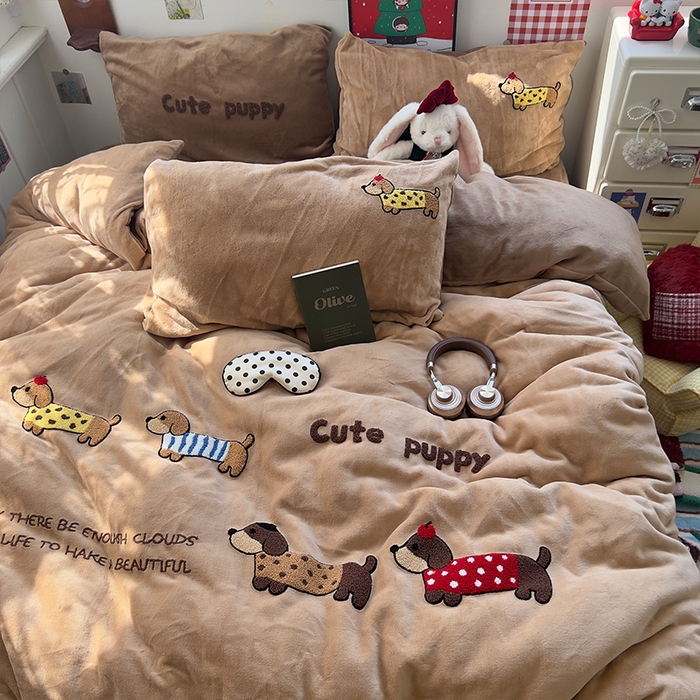 91家纺网 家纺一手货源 找家纺 原素 2025秋冬加厚牛奶绒毛巾绣四件套 小狗汪汪-绒毛巾绣