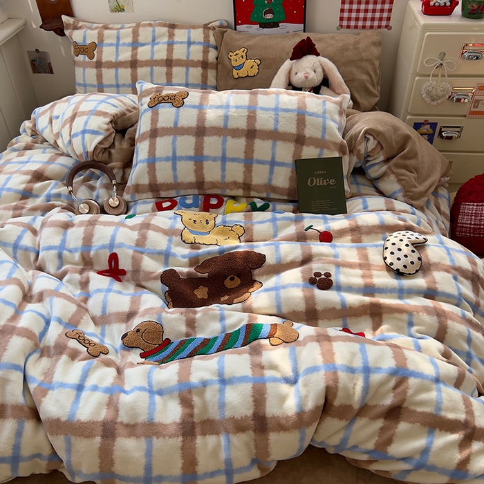 91家纺网 家纺一手货源 找家纺 原素 2025秋冬加厚牛奶绒毛巾绣四件套 格纹腊肠狗-绒毛巾绣