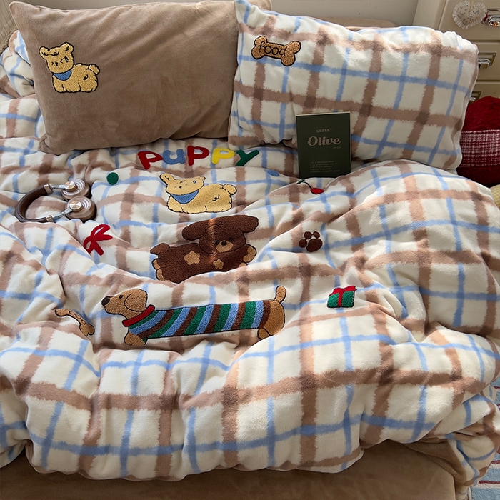 91家纺网 家纺一手货源 找家纺 原素 2025秋冬加厚牛奶绒毛巾绣四件套 格纹腊肠狗-绒毛巾绣