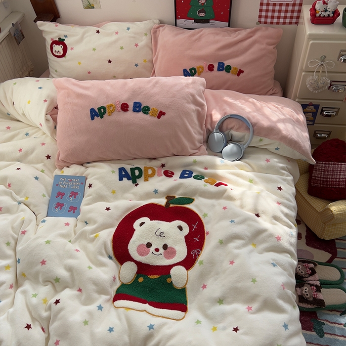 91家纺网 家纺一手货源 找家纺 原素 2025秋冬加厚牛奶绒毛巾绣四件套 苹果小熊-绒毛巾绣