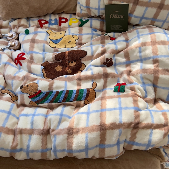 91家纺网 家纺一手货源 找家纺 原素 2025秋冬加厚牛奶绒毛巾绣四件套 格纹腊肠狗-绒毛巾绣