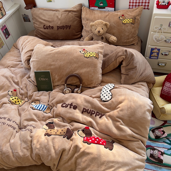 91家纺网 家纺一手货源 找家纺 原素 2025秋冬加厚牛奶绒毛巾绣四件套 小狗汪汪-绒毛巾绣