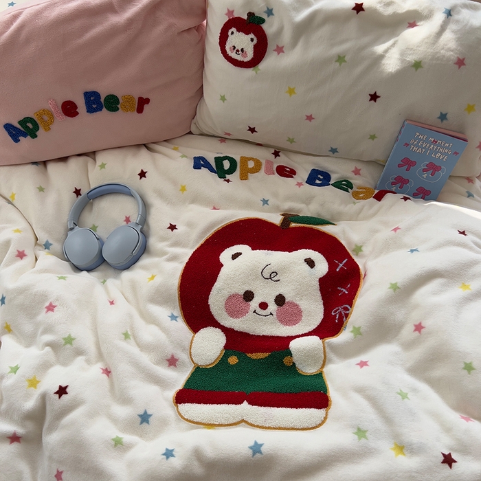 91家纺网 家纺一手货源 找家纺 原素 2025秋冬加厚牛奶绒毛巾绣四件套 苹果小熊-绒毛巾绣