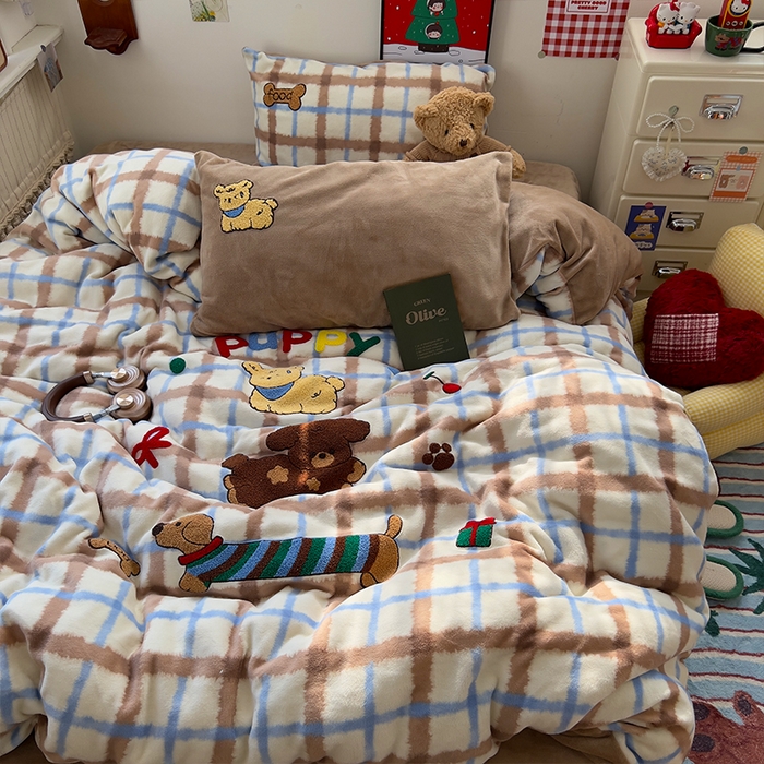 91家纺网 家纺一手货源 找家纺 原素 2025秋冬加厚牛奶绒毛巾绣四件套 格纹腊肠狗-绒毛巾绣