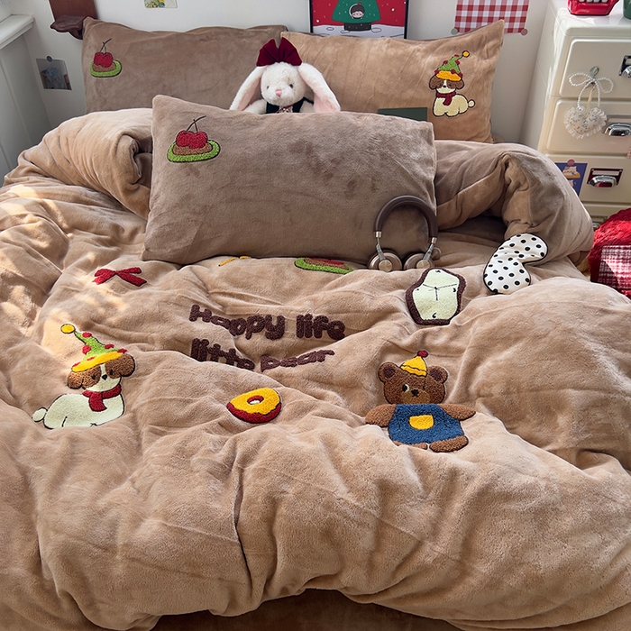 91家纺网 家纺一手货源 找家纺 原素 2025秋冬加厚牛奶绒毛巾绣四件套 小熊奶盖-绒毛巾绣