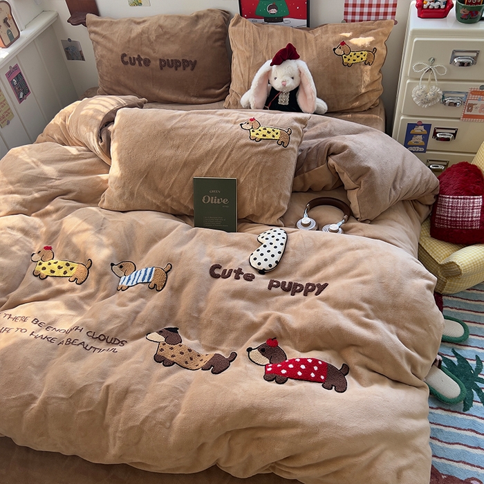 91家纺网 家纺一手货源 找家纺 原素 2025秋冬加厚牛奶绒毛巾绣四件套 小狗汪汪-绒毛巾绣